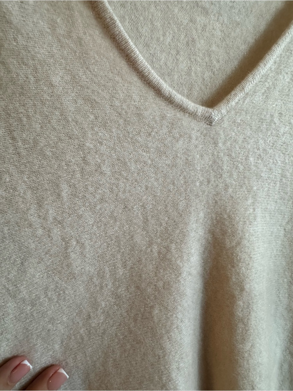 Tahari 100% Cashmere Cream Beige V-Neck Butter Soft Knit Sweater Size M - Picture 4 of 7